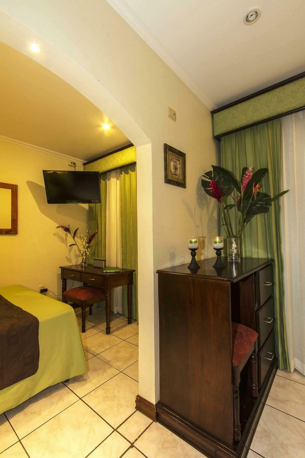 Hotel Iguana Verde Orotina Exteriör bild